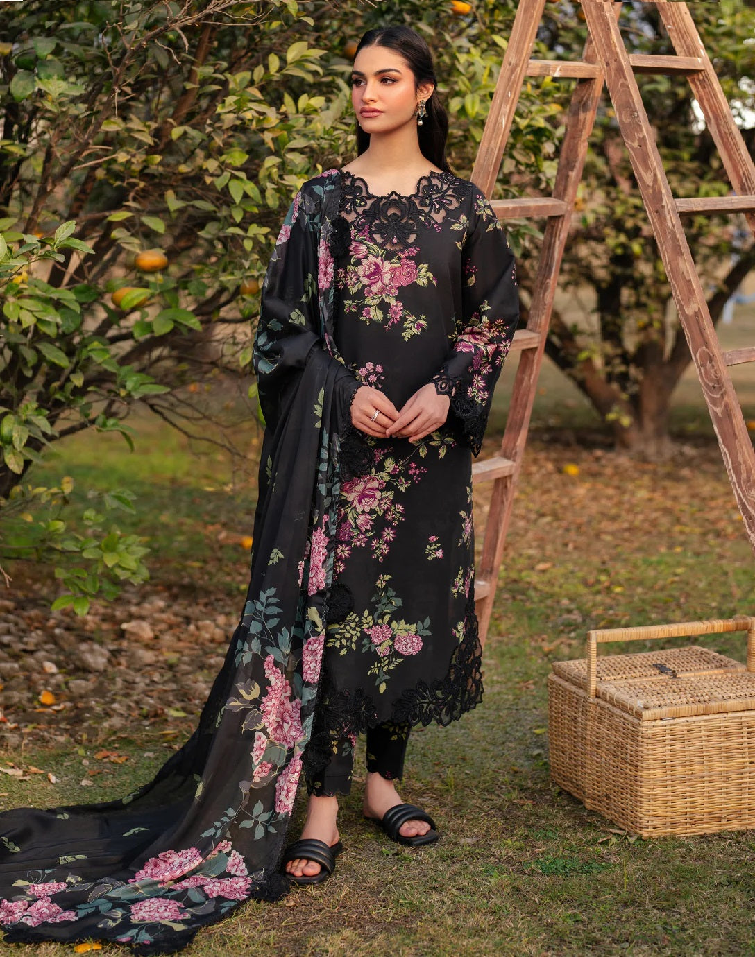 Iznik Luxury Embroidered Lawn 3 Piece Unstitched Rang-e- Mausam UE-394